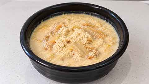 검은 그릇에 담긴 연한 베이지색 콩비지찌개