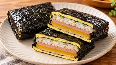 접시에 담긴 달걀과 햄이 들어간 사각김밥